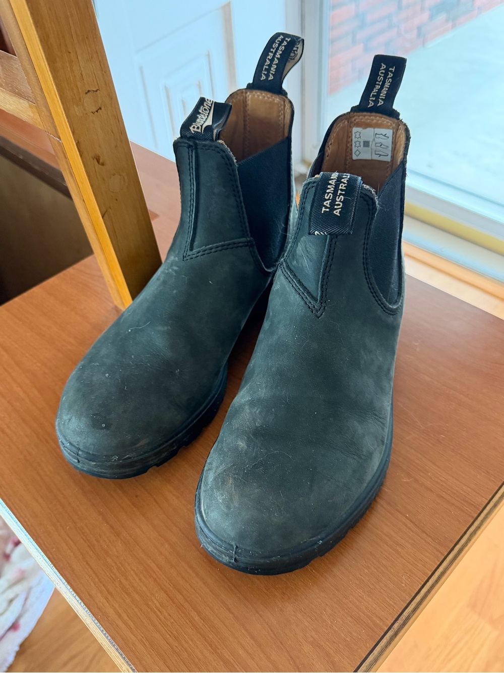 Women’s Blundstone, Classic Chelsea Boot size 7.5 US
